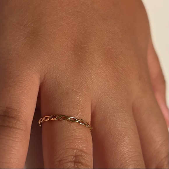 Gold Toned Thin Dainty Demure Infinity Ring Size: 6 (NWOT) - Picture 2 of 5